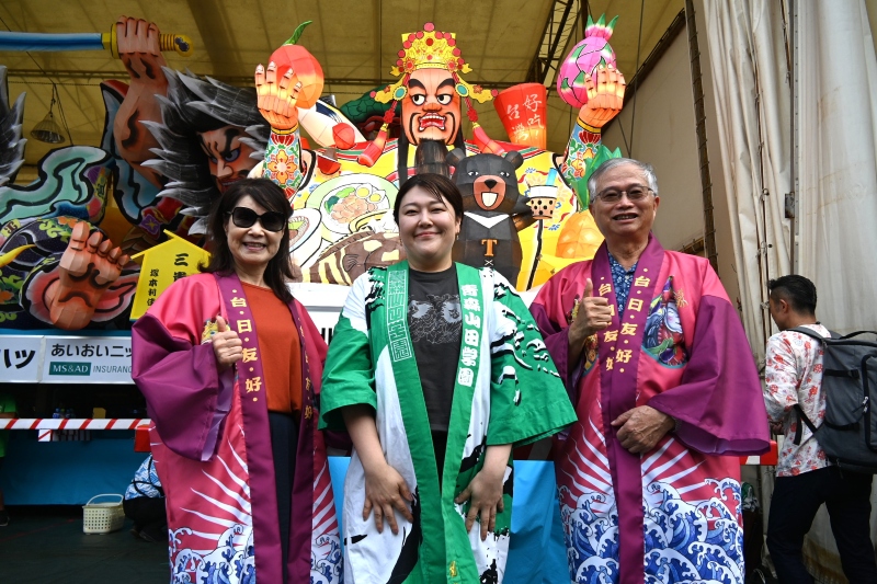 蔡明耀・駐日副代表は8月4日、青森県を訪問し、台湾をモチーフにした特製「台湾ねぶた」が8月7日まで運行されている「2025青森ねぶた祭り」に参加し、台日観光文化交流のさらなる深まりに期待を示した。
蔡明耀・駐日副代表（右）と「台湾ねぶた」を制作したねぶた師・塚本利佳氏（中央）。