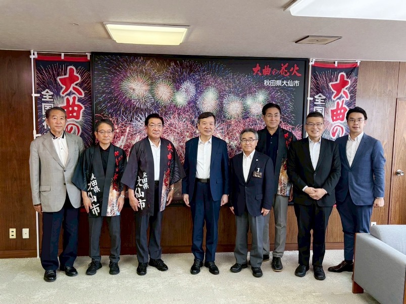 李逸洋・駐日代表は8月30日秋田県仙北市および大仙市を訪問し、田口知明・仙北市長、老松博行・大仙市長と会談した。同夜は、日本三大花火大会の一つである「大曲花火競技大会」に出席し、御法川信英•衆議院議員、神部秀行•秋田県副知事、東北地域の地方自治体首長および議会議長らと交流した。翌日（8月31日）は「仙北市国際交流協会歓迎昼食会」に出席し 、同協会、仙北市役所および仙北市議会関係者らと交流した。写真：李逸洋・駐日代表（左4）、老松博行・大仙市長（左3）と市役所チーム、赤上陽一・仙北市副市長（右4）、西村隆作・「仙北市国際交流協会」会長（左1）