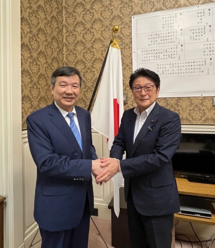 李逸洋・駐日代表は9月3日、自民党参議院議員会長の松山政司・参議院議員を訪問し、台日関係、台湾海峡情勢、両国のテクノロジー協力などについて意見交換した。
写真：李逸洋・駐日代表（左）、松山政司・自民党参議院議院会長/参議院議員（右）。

