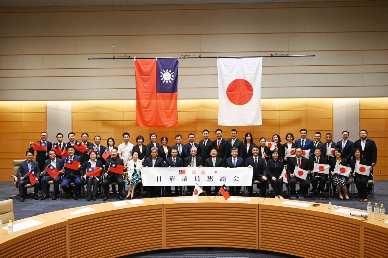 9月4日、国民党の傅崐萁・立法委員（国会議員）を団長とする立法院国民党議員団一行26名は、「日華議員懇談会」の古屋圭司・会長/衆議院議員ら14名の超党派の衆参両院議員を表敬訪問した。双方は台日関係について意見交換を行い、台北駐日経済文化代表処の李逸洋代表も出席した。写真：李逸洋・駐日代表、「日華議員懇談会」国会議員、立法院国民党議員団による集合写真