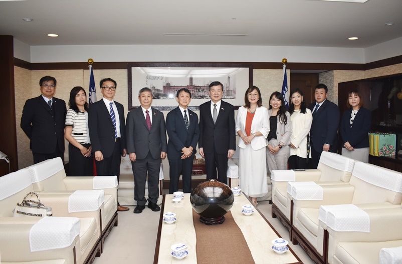 台北駐日経済文化代表処の李逸洋代表は9月11日、「日本中華聯合総会」の羅鴻健・会長および新執行部役員ならびに青年部の李明杰・部長ら幹部一行の訪問を受けた。訪問の中で李・駐日代表は、日本中華聯合総会が1946年の創設以来一貫して、僑胞の心を繋ぎ、日本各地の僑胞団体をまとめる重要な役割を果たしてきたことに感謝の意を表した。写真：李逸洋・駐日代表（中央）、「日本中華聯合総会」の羅鴻健・会長（左5）および新執行部役員ならびに青年部の李明杰・部長（左3）ら幹部一行