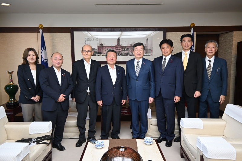 李逸洋・駐日代表は9月17日、「日台交流サミットIZA鎌倉」実行委員会の松田良昭・委員長/神奈川県議会議員および同実行委員会のメンバーらと面会した。このなかで李代表は、毎年開催されている「日台交流サミット」では、世界保健機関（WHO）総会をはじめとする国際機関への台湾の参加の重要性が表明されていることに感謝の意を表し、今年鎌倉市で開催される同サミットが盛会となることに期待を示した。
写真：李逸洋・駐日代表（右４）、松田良昭・日台交流サミットIZA鎌倉実行委員会委員長/神奈川県議会議員（左４）、中沢克之・鎌倉市議会議長（右３）、松中健治・鎌倉市議会議員（左３）、中村聡一郎・鎌倉市議会議員（左２）。