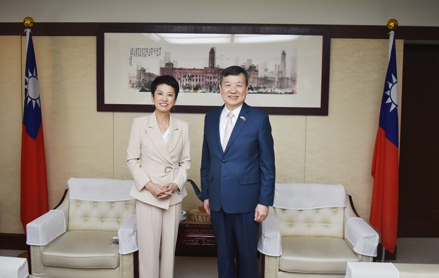 李逸洋・駐日代表は9月19日、立憲民主党の蓮舫・参議院議員の訪問を受けた。訪問の中で双方は、半導体をはじめAI、エネルギー、ドローン、次世代型通信など各分野におけるさらなる交流および連携強化などについて意見交換を行った。
写真：李逸洋・駐日代表（写真右）、立憲民主党の蓮舫・参議院議員（左）。
