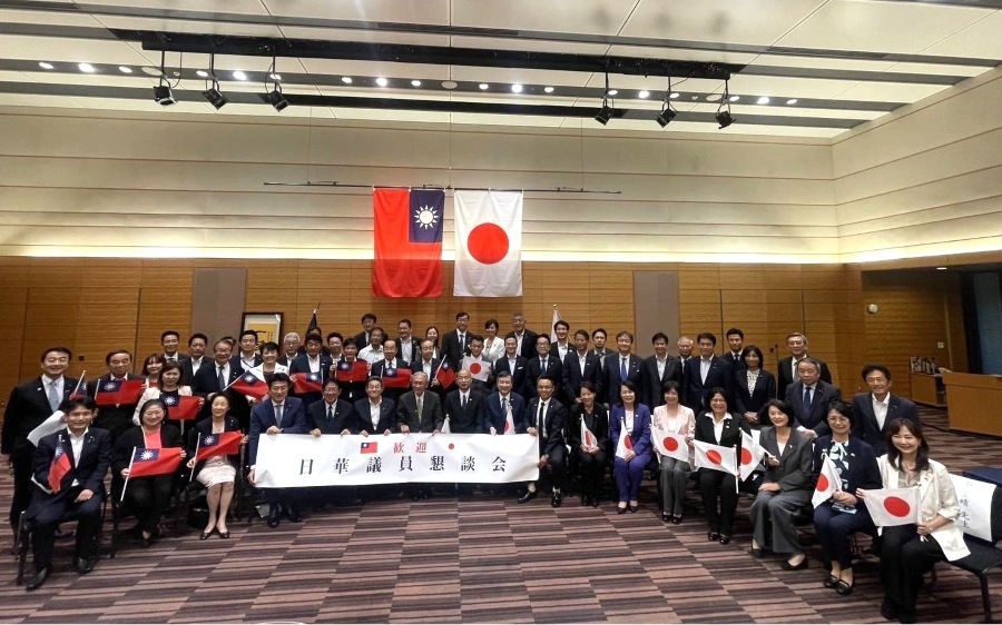 李逸洋・駐日代表は9月25日、台湾との交流を進める日本の超党派議員連盟「日華議員懇談会」（日華懇）による韓国瑜・立法院長（国会議長）および超党派立法委員（国会議員）訪日団歓迎会に出席し、台湾と日本の国会議員外交が台日関係を強化する重要な力であり、台湾海峡の平和と安定の維持と自由で開かれたインド太平洋の実現のために共に歩んでいくことに期待を示した。日華議員懇談会 台湾立法委員団歓迎会の集合写真