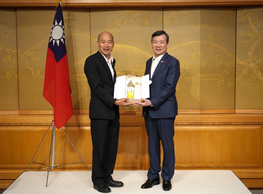 李逸洋・駐日代表は9月26日、日本の与野党国会議員らとの交流を深めた韓国瑜・立法院長（国会議長）および超党派立法委員（国会議員）訪日団一行を歓迎する夕食会を開いた。このなかで李代表は、「韓院長および立法委員らによる国会議員外交が台日交流を深め、台日関係を全面的に向上させ、収穫も非常に多い」と述べ、訪日団一行を歓迎し、感謝の意を表した。
写真：李逸洋・駐日代表（右）、韓国瑜・立法院長（左）。