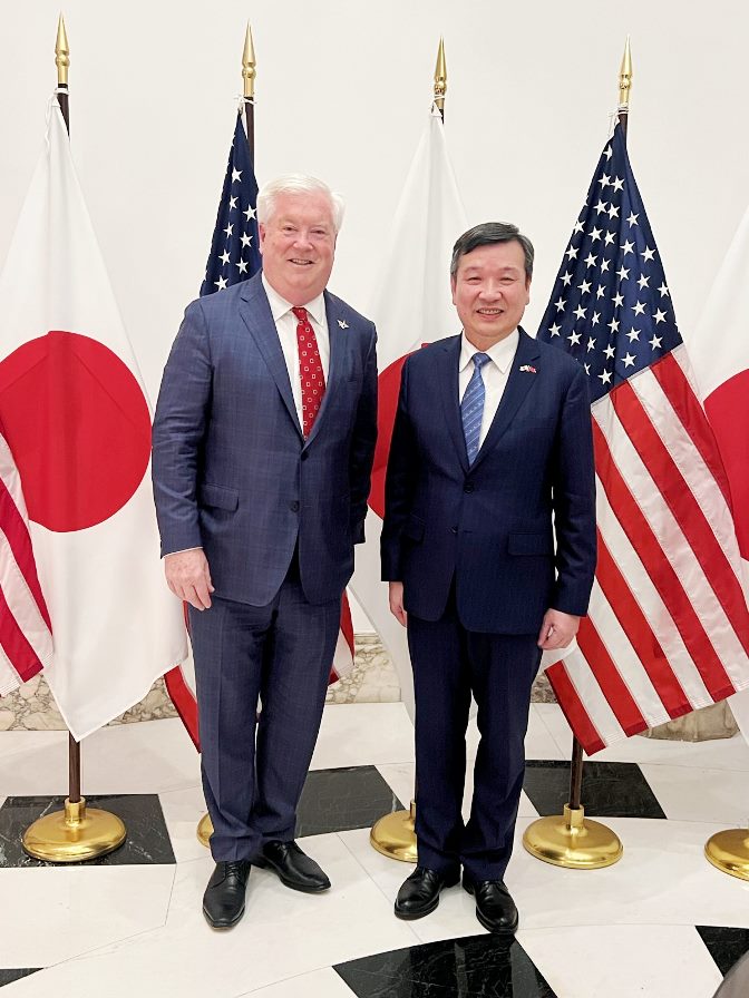 2025年9月25日、李逸洋・駐日代表はジョージ・グラス駐日米国大使の招待をうけて会食し、今後も双方の協力関係が一層深まることを期待した。写真：駐日代表・李逸洋（右）とジョージ・グラス駐日米国大使（左）