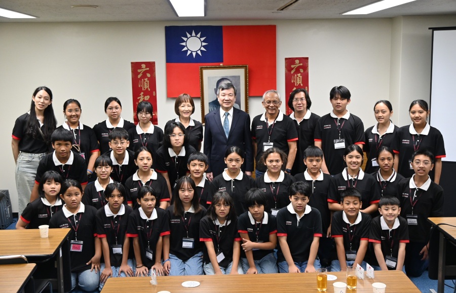 玉山のふもとに暮らす台湾原住民ブヌン族の子どもたちで構成される「台湾原声童声合唱団」が10月2日、駐日代表処を訪問し、李逸洋・駐日代表が一行を歓迎した。李代表は、同合唱団が台湾の玉山のふもとから夜中に出発し、その日の夜の東京公演で素晴らしい歌声を披露してくれたことに感謝の意を表し、今後も台湾の歌声を世界に届けることで、国際社会に台湾をより深く知ってもらえることを期待した。
写真：李逸洋・駐日代表（後列中央）、馬彼得・台湾原声童声合唱団団長（後列右５）、洪春満・原声国際学院小中学部校長（後列左５）と台湾原声童声合唱団のメンバーら。