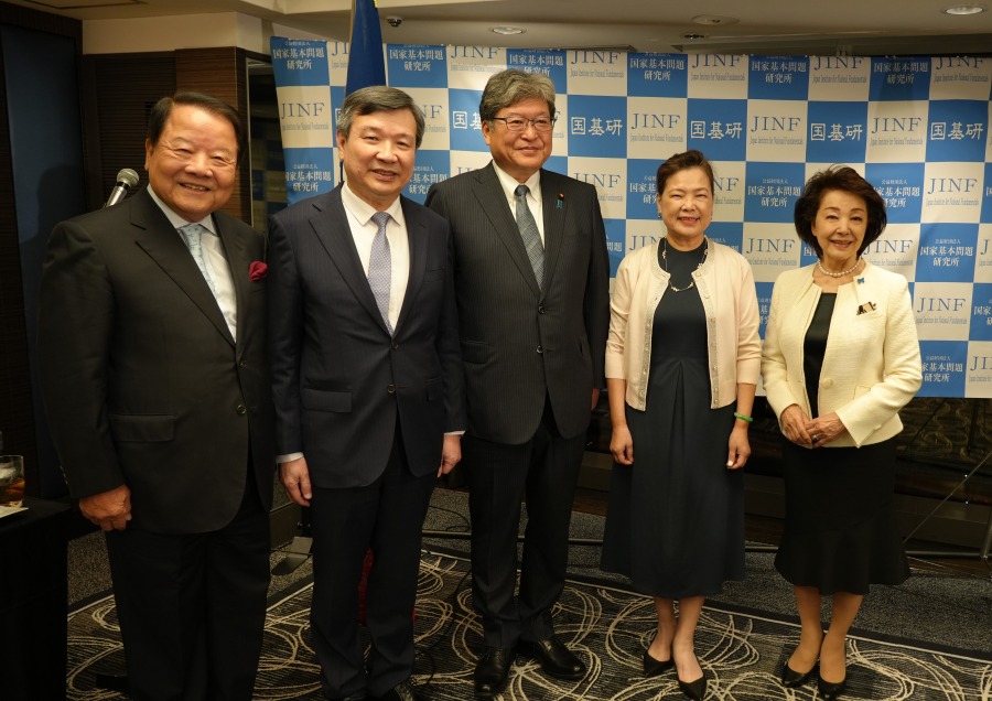李逸洋・駐日代表は10月13日、シンクタンク「国家基本問題研究所」が主催するシンポジウム「半導体同盟－日台協力が拓く新たな未来－」の歓迎夕食会に出席した。
写真：李逸洋・駐日代表（左２）、萩生田光一・衆議院議員（中央）、詹徳薫・日本中華聯合総会名誉総会長（左１）、王美花・元経済部長（右２）、櫻井よしこ・国家基本問題研究所理事長（右１）。