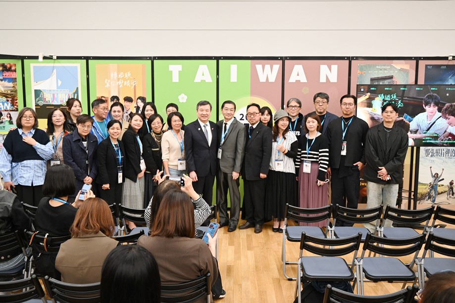 李逸洋・駐日代表は10月30日、東京国際映画祭併設のコンテンツマーケット「TIFFCOM」の「台湾デー」イベントに出席した。あいさつの中で、「今年は台湾から53の業者、100人以上が出展し、これまでの記録を更新した。台湾パビリオンは年々規模を拡大しており、台湾のコンテンツ業者が本展を通して日本から世界の舞台へと発展していくことを期待している」と述べた。写真:李逸洋・駐日代表と台湾の出展業者たち