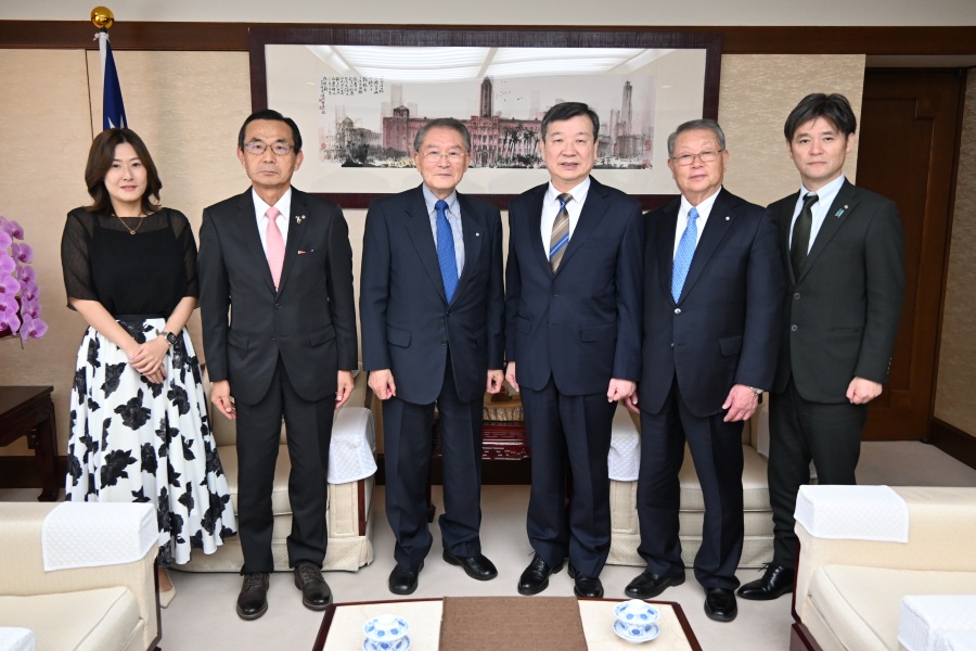 李逸洋・駐日代表は11月18日、竹﨑一成・熊本県町村会会長（熊本県芦北町長）一行と面会し、竹﨑会長が先月台湾を訪問した際に、台湾花蓮水害への義援金を寄贈したことに心からの感謝の意を表した。
照片：李逸洋・駐日代表（右３）、竹﨑一成・熊本県町村会会長/芦北町長（左３）