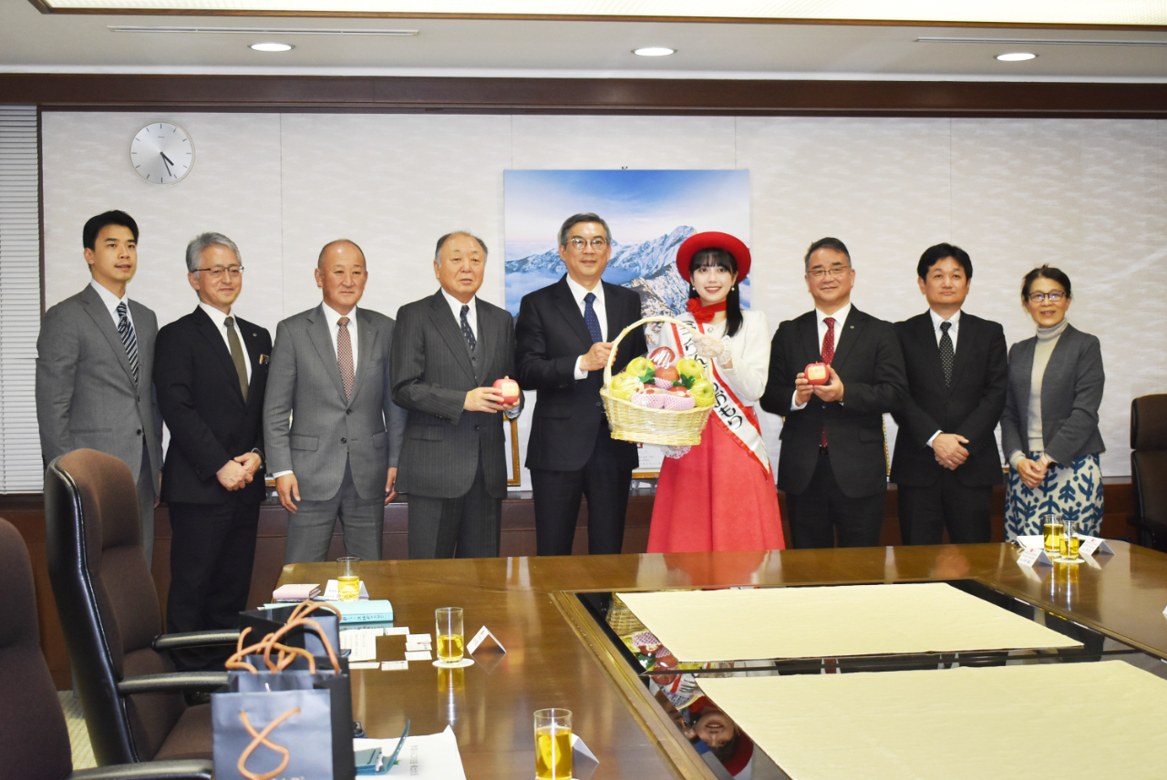 駐日代表処の周学佑・副代表は12月10日、青森県庁の関係者および青森りんごPR・輸出関連各団体トップらの訪問を受けた。あいさつの冒頭で周・駐日副代表は、12月8日深夜に青森県で最大震度6強を観測する地震が発生したことに慰問の意を表した。青森りんごについては「台湾では絶大な人気がある」と述べた。
写真：周学佑・駐日副代表（中央）、齋藤直樹・青森県観光交流推進部部長（右3）、丹代金一・青森県りんご輸出協会理事長（左4）、大場勉・青森県りんご対策協議会会長（左3）、ミスりんごあおもりの田村心虹さん（右4）。
