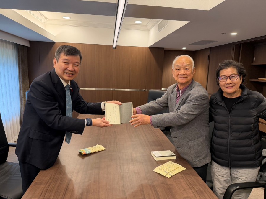 総統府資政であり、台湾を代表する詩人・呉晟氏の詩集『彼はまだ若い』（原題：他還年輕）が、日本の思潮社より初めて日本語訳され、刊行された。これを記念し、12月20日（土）、台湾文化センターにてトークイベントが開催された。李逸洋駐日代表は、呉晟氏の宿泊先ホテルを訪れ、挨拶を交わすとともに、台日文学交流の今後の展望について意見交換した。
写真：呉晟氏（右２）が、詩集『彼はまだ若い』日本語版を李逸洋大使（左）に贈呈。