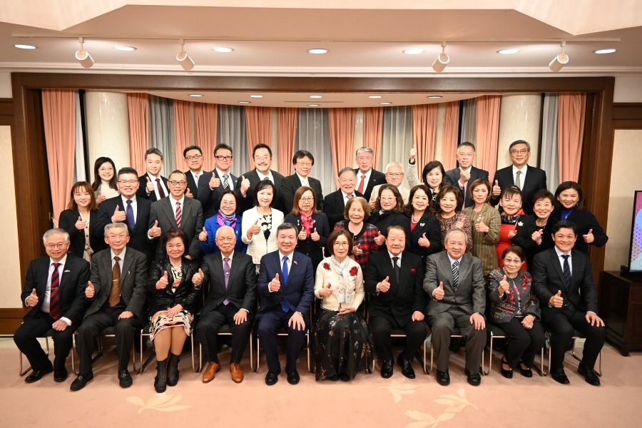 李逸洋・駐日代表は1月16日、台湾駐日代表処公邸で関東地区の僑界代表らとの夕食会を開催し、長きにわたる台湾への関心および台日関係発展への支持に深い感謝と敬意を示すとともに、今後の台日関係のさらなる発展について意見交換した。
写真：李逸洋・駐日代表（前列左５）、趙中正・国策顧問（前列左４）、陳憲文・僑務委員（前列右３）、陳五福・僑務委員（前列右１）、蕭悧悧・僑務委員（前列左３）、黄世英・僑務委員（前列左２）、詹徳薫・日本中華聯合総会名誉会長（前列右４）。