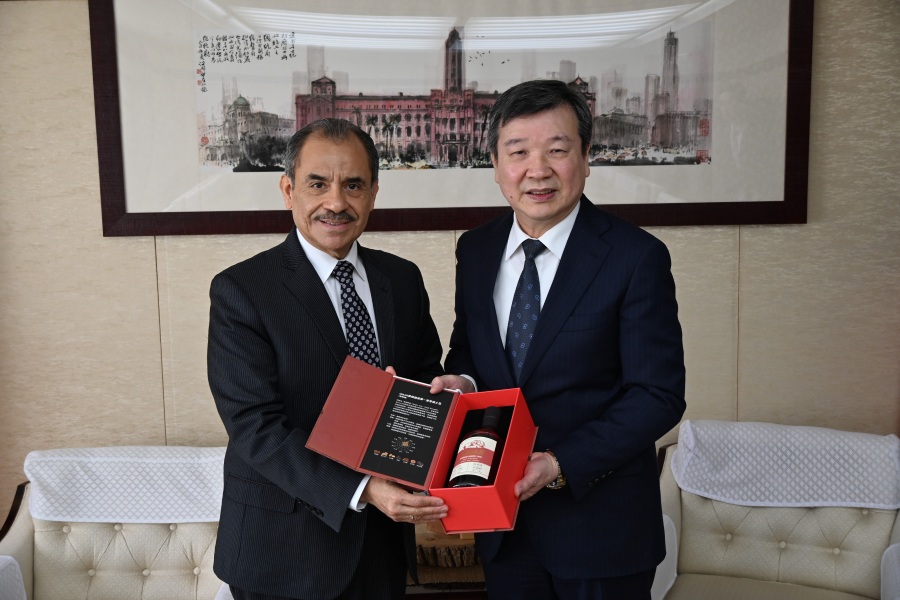 李逸洋・駐日代表は2月27日、新しく着任したハコボ・クユン・サルゲロ（Jacobo Cuyún SALGUERO）駐日グアテマラ大使と面会した。李代表は、台湾とグアテマラの友好の絆は深く、自由、民主主義、平和などの普遍的価値観を共有していると述べ、長期にわたる台湾の国際参加への支持に感謝の意を表するとともに、両国の医療・保健、テクノロジー、農業技術、教育・文化などの協力が緊密であることを強調した。
写真：李逸洋・駐日代表（右）、ハコボ・クユン・サルゲロ駐日グアテマラ大使（左）