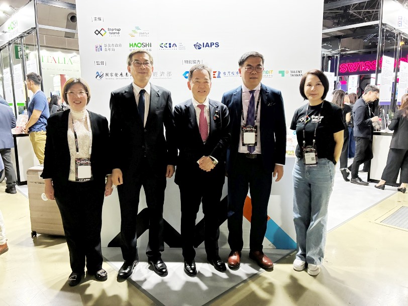 周学佑・駐日副代表は4月27日、グローバルイノベーションカンファレンス「SusHi Tech Tokyo 2026」台湾パビリオンを視察した。写真：周学佑・駐日副代表(左2)、浅尾慶一郎・参議院議員 (中央)、彭啟明・環境部長（右2）、頼瑩瑩・環境部資源循環署署長 (左1)、台湾パビリオンスタッフらと
