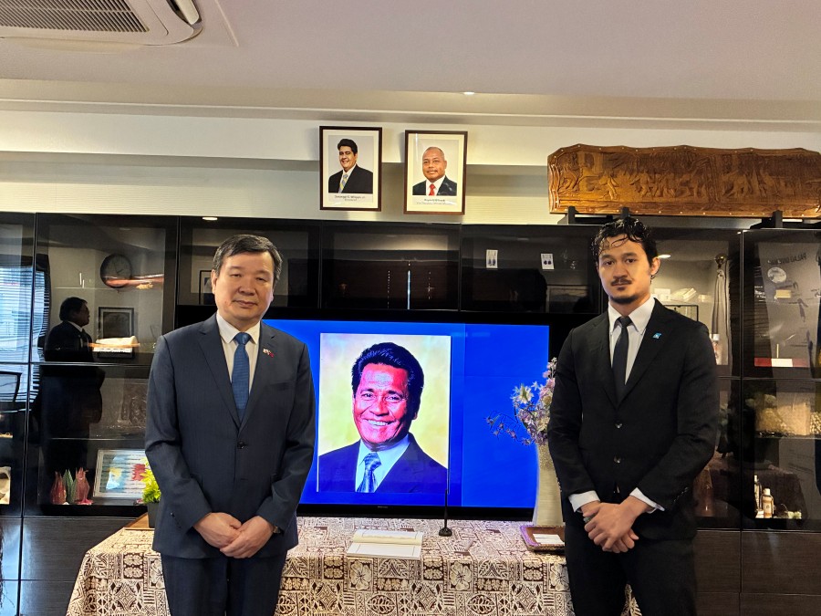 2026年4月22日にパラオ共和国のスランゲル・ウィップス・ジュニア大統領の御尊父であるスランゲル・ウィップス・シニア氏が逝去された。5月1日、李逸洋・駐日代表は弔問と記帳のため駐日パラオ共和国大使館に赴き、我が国政府および国民を代表し、心からの哀悼の意を伝達した。
写真：李逸洋・駐日代表（左）とクリスチャン・エピソン・ニコレスク駐日パラオ公使（右）。
