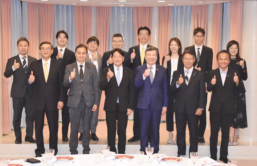 駐日代表処の李逸洋代表は5月20日、自民党税制調査会会長の小野寺五典・衆議院議員をはじめ同党所属の国会議員らと、台日間の各分野における協力、交流などについて意見交換を行った。写真：李逸洋・駐日代表（前列右3）、小野寺五典・衆議院議員/自民党税制調査会会長(前列左3)