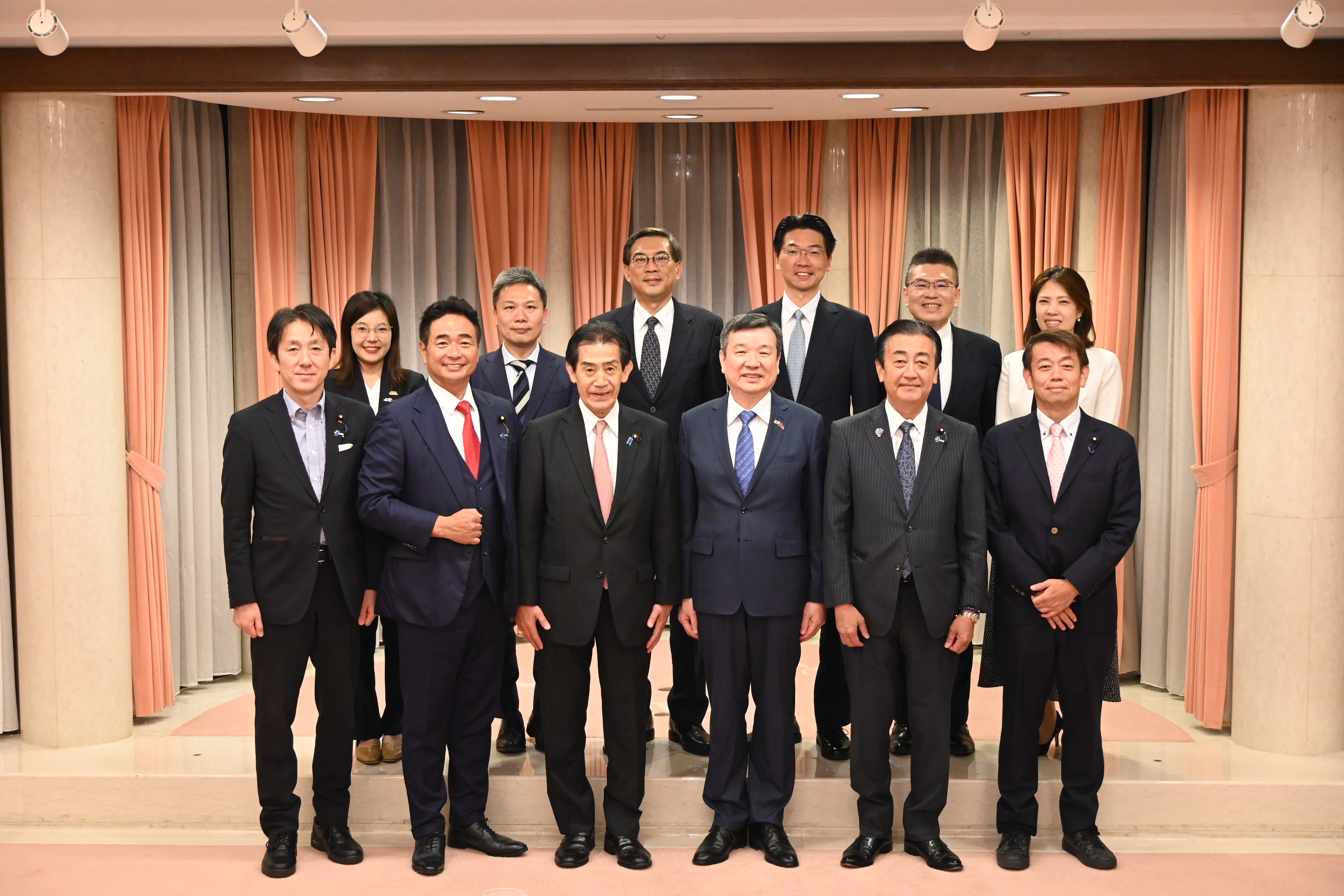 李逸洋・駐日代表は5月18日、逢沢一郎・衆議院議員一行と台日関係について意見交換した。
