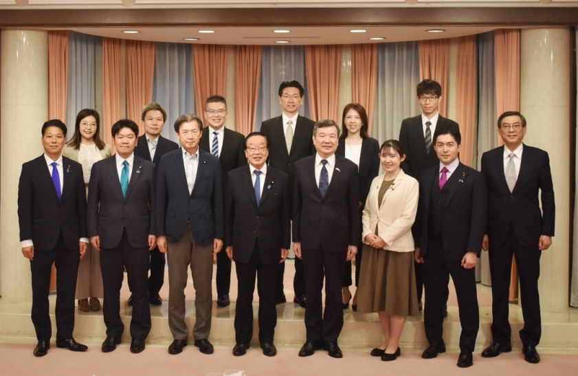 李逸洋・駐日代表は6月18日、渡辺博道・衆議院議員/元復興大臣、秋葉賢也・衆議院議員/元復興大臣をはじめ自民党所属の衆議院議員らと、台日関係の各分野におけるより一層の協力・連携、両岸および世界情勢などについて意見交換を行った。写真：李逸洋・駐日代表（前列右4）、渡辺博道・衆議院議員（前列左4）、秋葉賢也・衆議院議員（前列左3）
