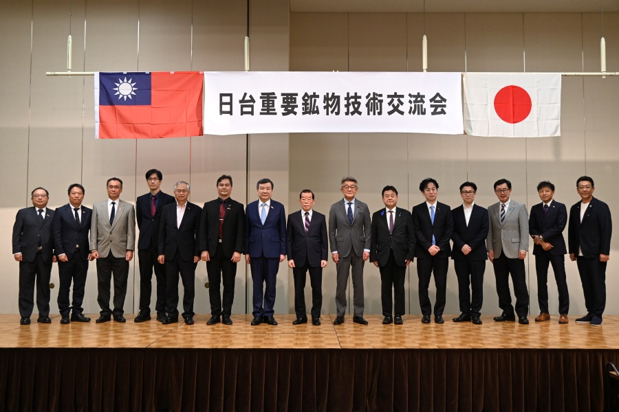 李逸洋・駐日代表は7月8日、東京都内で開かれた日本のJBCT株式会社と台湾の盛特材料公司が共同主催する「日台重要鉱物技術交流会」に出席し、台日両国の産業界が連携してリチウムイオン電池リサイクル・サプライチェーンの協力を推進していくことに立ち会えて光栄であると挨拶した。　写真：李逸洋・駐日代表（左７）、武田良太・衆議院議員（右７）、謝長廷・台湾日本関係協会会長（左８）