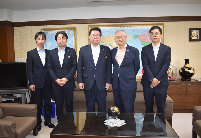 駐日代表処の蔡明耀・副代表は7月17日、岩手県久慈市の中平均市長ら一行の訪問を受けた。双方は、台湾と久慈市との地方交流について意見交換を行った。写真：蔡明耀・駐日副代表（右2）、中平均・久慈市長（左3）</p>
