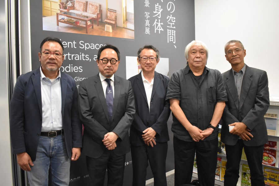 駐日代表処台湾文化センターで7月31日、写真展「沈黙の空間、肖像、身体―栄眷・光景」が開幕した。同日開催されたオープニングイベントで挨拶した曽鈐龍・台湾文化センター長は、「台湾と日本の間には、長く、多層的な歴史のつながりがあり、双方ともに静かに受け継がれてきた歴史や人々の記憶を保存し、活かし、未来へ伝えることを大切にしている」と述べ、写真や芸術を通して互いの歴史や文化への理解を深め、共通する思いや価値を見つけることで、台日の相互理解と信頼をさらに深めていくことを期待した。
写真：曽鈐龍・台湾文化センター長（左２）、写真家の沈昭良氏（左１）、黄子明氏（右１）、同展キュレーターの伊藤俊治氏（右２）、講演会司会を務めた写真家の港千尋氏（右３）。