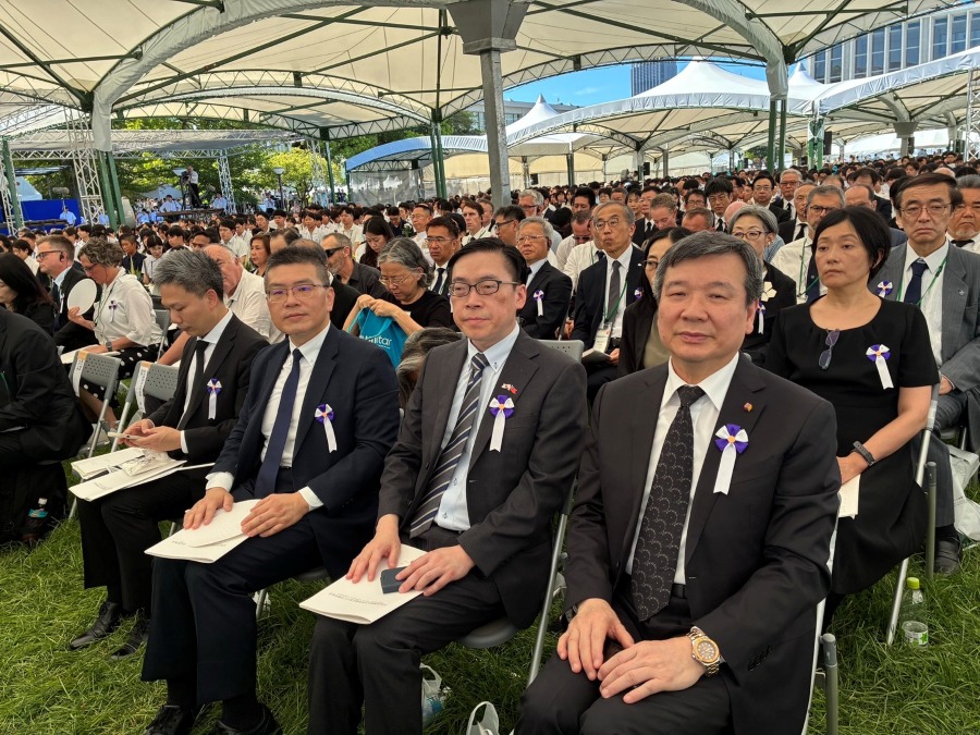 李逸洋・駐日代表は8月6日、范振国・駐大阪弁事処処長ら5名からなる台湾代表団を伴い、世界121の国・地域の代表者として広島原爆平和記念式典に参列した。これは戦後、台湾として2回目の広島原爆平和記念式典への出席となった。昨年の広島原爆80周年に際し、台湾は初めて同式典に出席した。
写真：李逸洋・駐日代表（前列右１）、范振国・駐大阪弁事処処長（前列右２）。