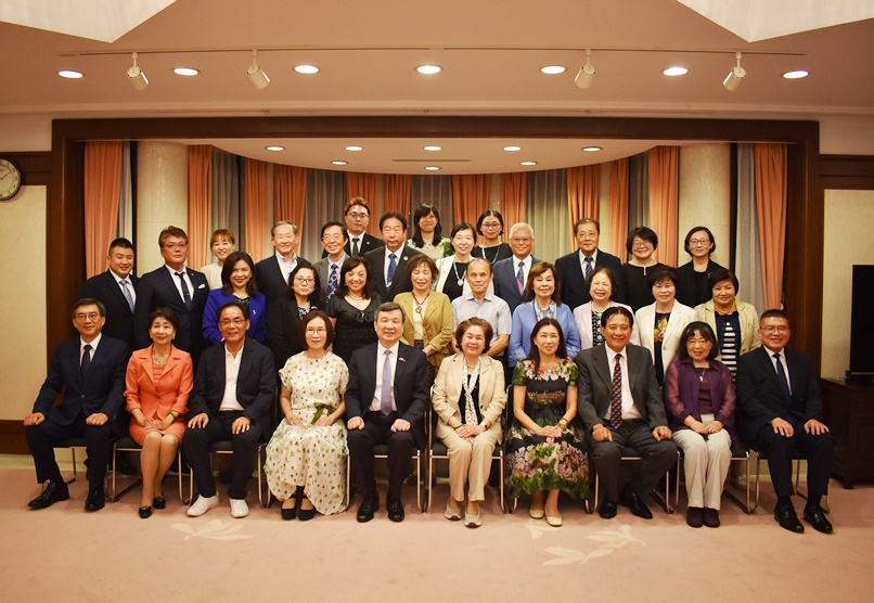 李逸洋・駐日代表は9月3日、駐日代表処公邸で僑胞界の各代表らとの夕食会を主催し、出席者らと意見交換および交流・親睦を深めた。あいさつの中で李・駐日代表は出席者らに対し、政府の僑務政策への支持と、日本における台湾僑胞界への尽力、貢献に敬意と感謝の意を示した。写真：李逸洋・駐日代表（前列左5）、兪秀霞・亜洲台湾商会聯合総会総会長兼僑務委員（前列右5）、洪益芬・僑務委員（前列右4）