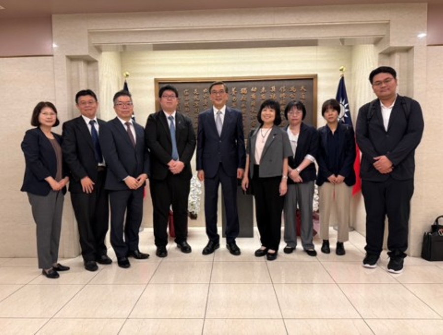 周学佑・駐日副代表は10月14日、財政部関務署基隆関の呉慧燕・関務長一行と意見交換した。
写真：周学佑・駐日副代表（左５）、財政部関務署基隆関の呉慧燕・関務長（右４）ら。