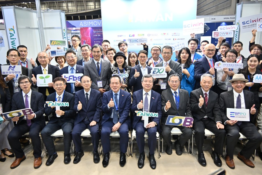 李逸洋・駐日代表は10月8日、神奈川県横浜市のパシフィコ横浜で10月7日に開幕した「BioJapan 2026」に出展している台湾企業・団体による「台湾バイオメディカル産業パビリオン」（以下、台湾パビリオン）の開幕式に出席した。
写真：李逸洋・駐日代表（前列右４）、涂醒哲・生物技術開発センター（DCB）董事長（前列右３）、黄千岳・経済部バイオテクノロジー医薬産業発展振興オフィス（BPIPO）主任（前列右１）、田中哲也・バイオインダストリー協会専務理事（前列左４）と台湾パビリオン出展者ら。