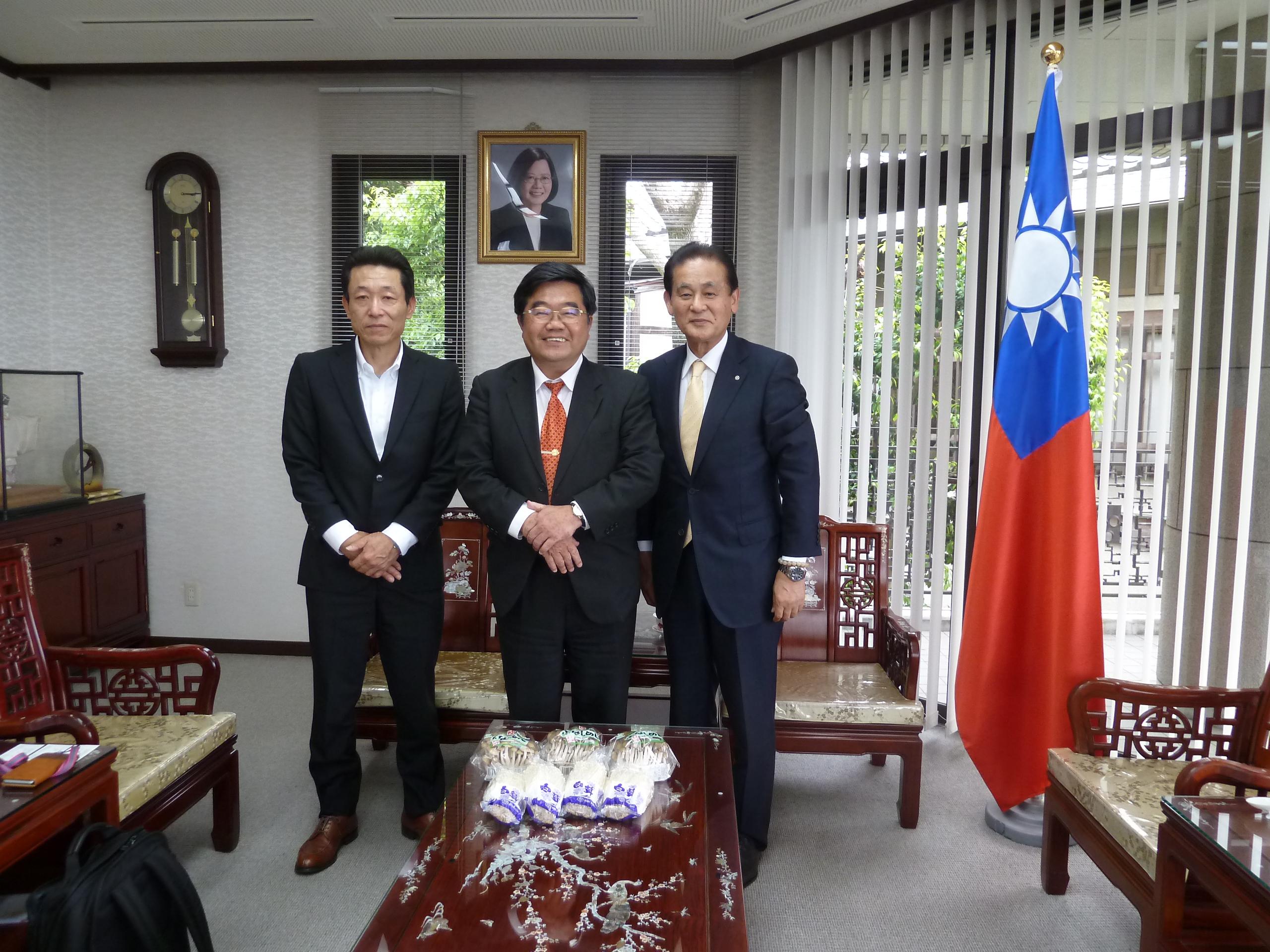 大木町石川潤一町長(右)
