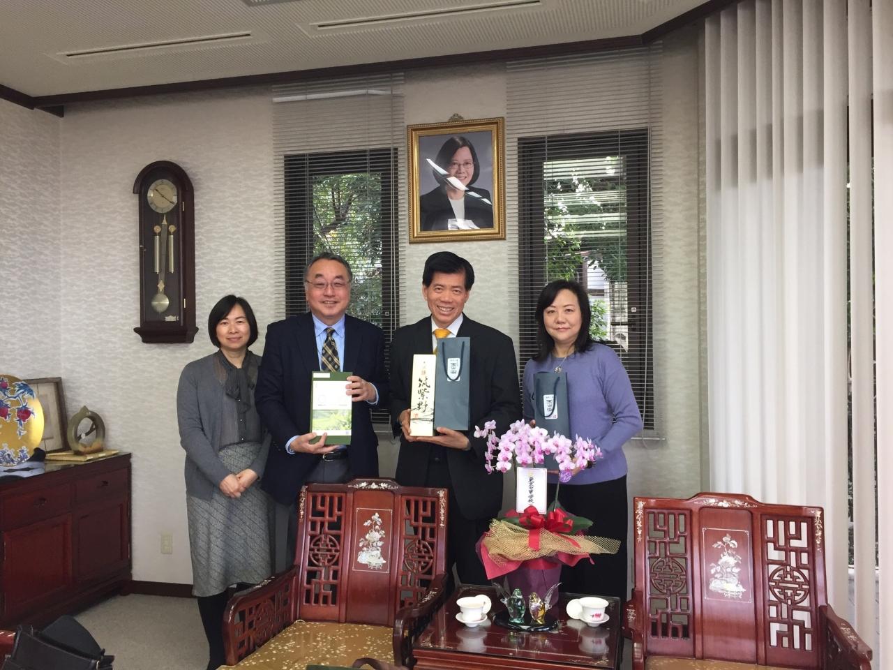 大賀酒造(株)大賀信一郎代表取締役（左二）、台灣貿易中心駱所長（右一）。
大賀酒造(株)係福岡縣最古老之酒藏（始自1673年）。