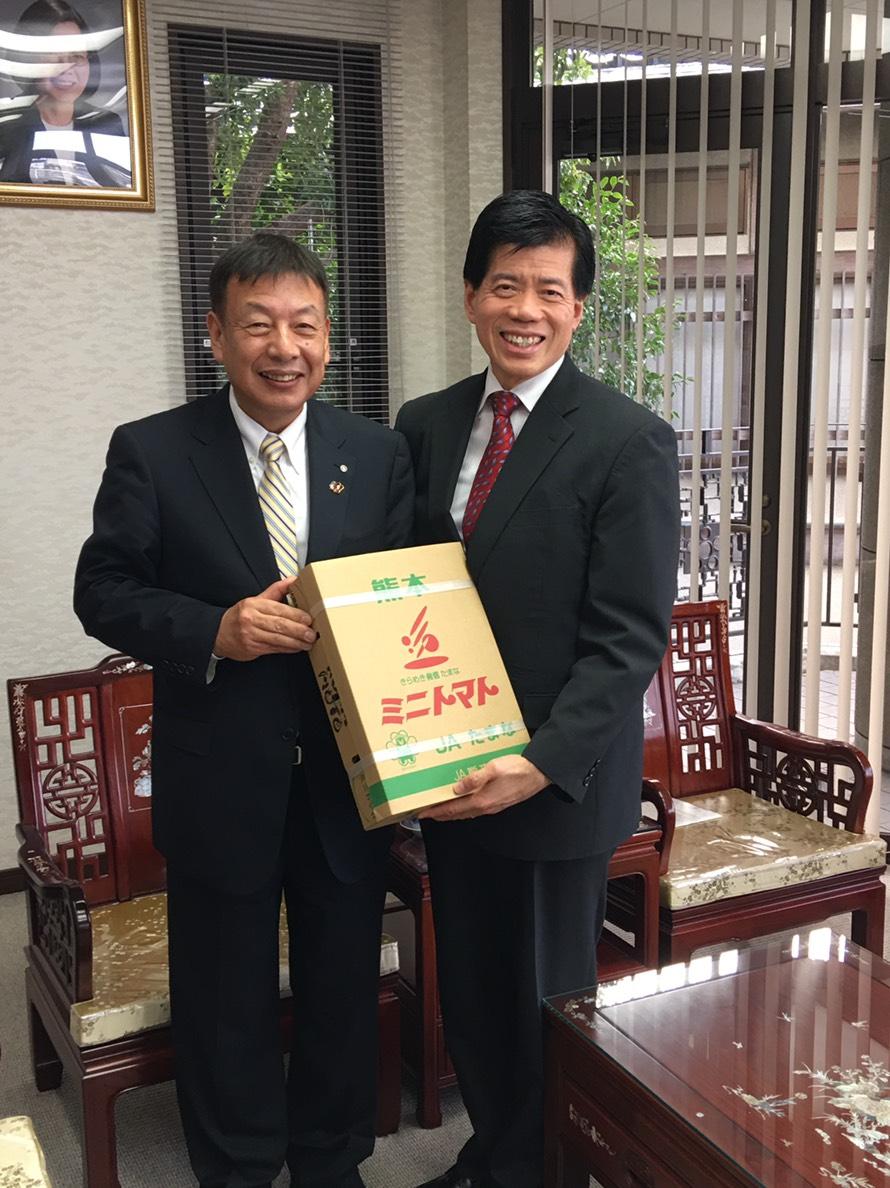 熊本縣長洲町中逸博光町長(左)
