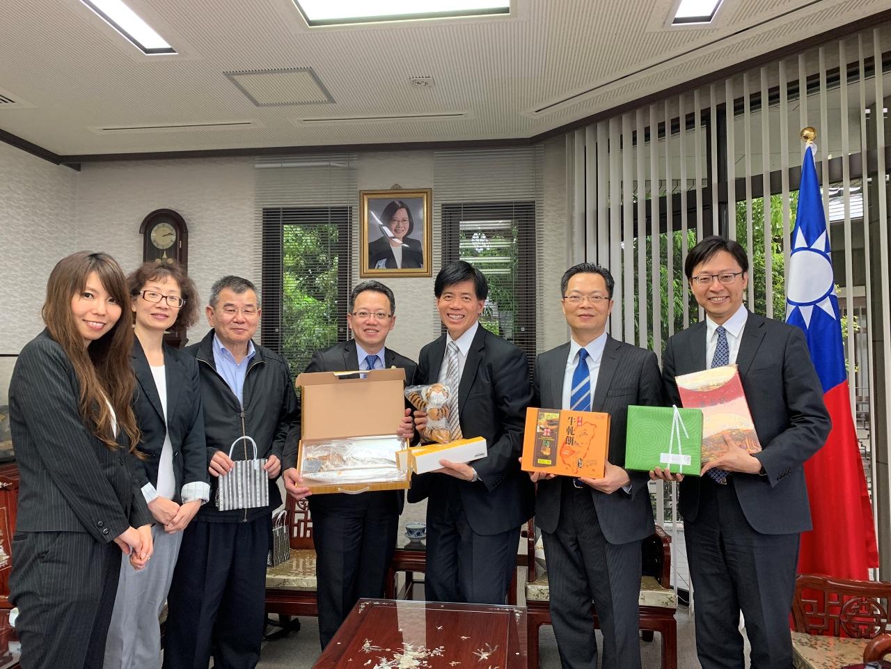 TIGER AIR虎航陳茂林支店長(左三)、行銷管理處協理兼發言人許致遠協理(左四)、航網規劃暨公共事務潘珍珠副理(左二)