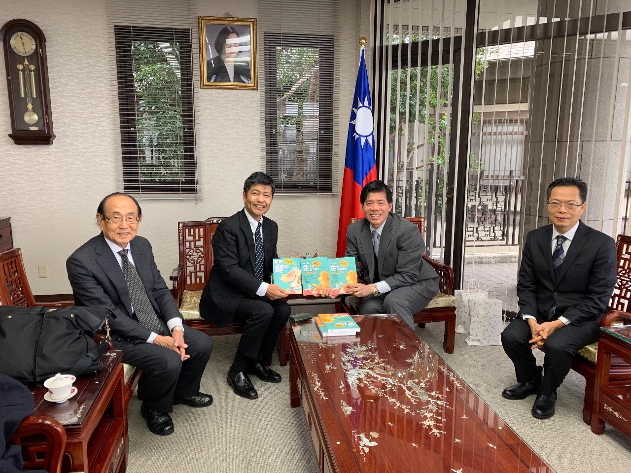 株式會社はくすい磯本昌章代表取締役(左二)