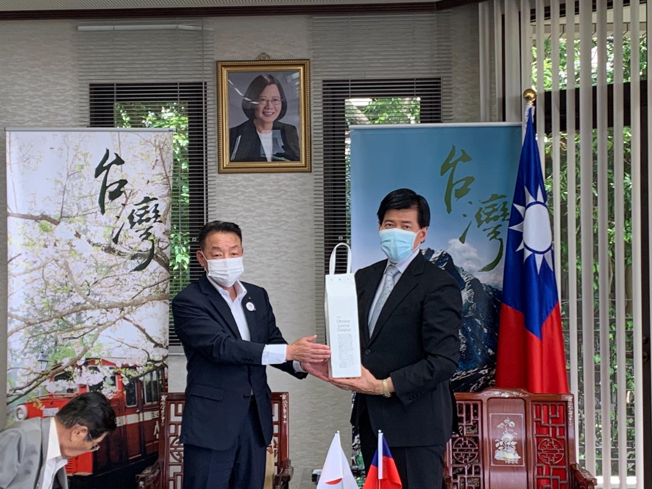 6月12日，山口縣美彌市篠田洋司市長偕竹岡昌治議長、村田弘司議員、市府官員等一行九人拜會陳總領事。

山口縣美彌市篠田洋司市長(左)