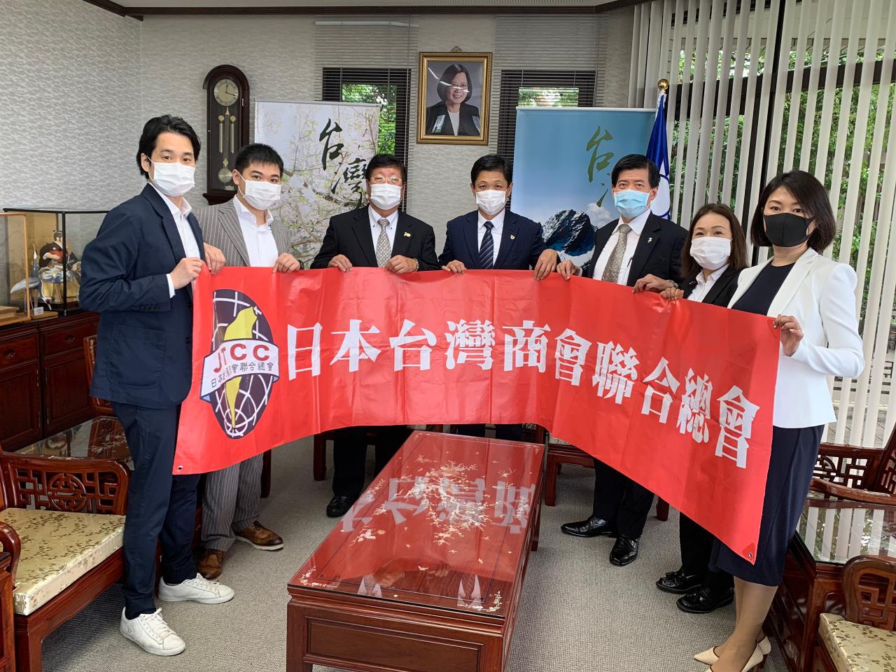 日本台灣商會聯合總會長陳五福(中)、監事長林隆裕(左3)、九州台灣商工會長賴玉汝(右2)及副會長蔣惠萍(右1)