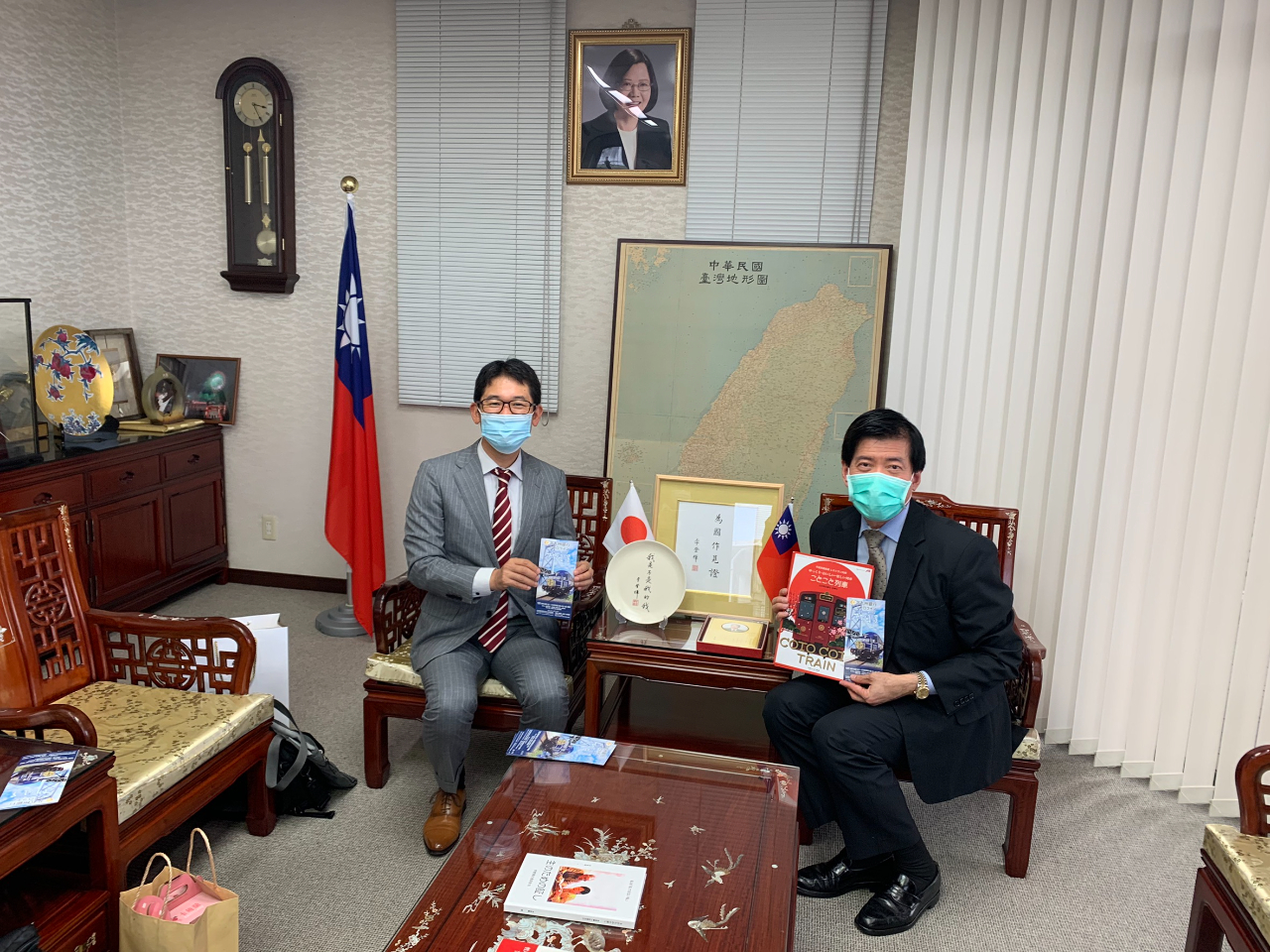 10/21 平成築豐鐵路株式會社代表取締役社長河合賢一、福岡縣企劃·地域振興部交通政策課鐵道組參事輔佐兼鐵道組長山崎淳一郎、主任主事野見山直之等一行三人拜會陳總領事。
平成築豐鐵路代表取締役社長河合賢一（左）