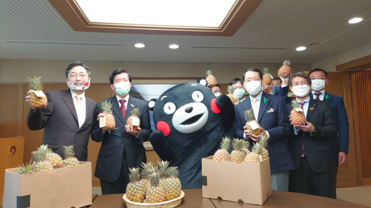 熊本縣木村敬副知事、日台議連會長藤川隆夫及人氣吉祥物熊本熊為台灣鳳梨加油！
