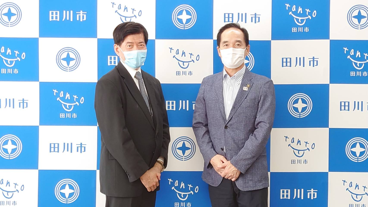 福岡縣田川市二場公人市長（右）