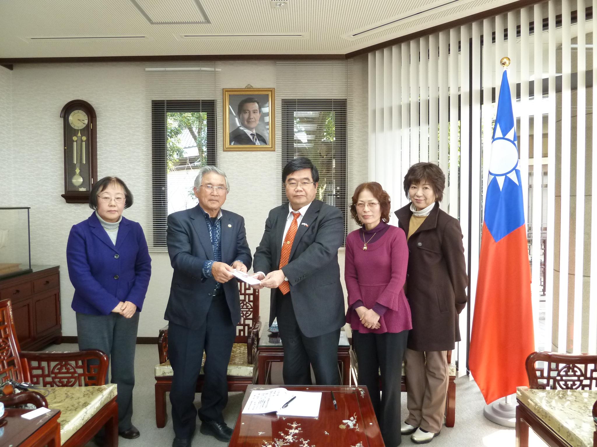 2/26西陵校区自治協議会江口安徳会長が台湾南部大震災の義援金を提供