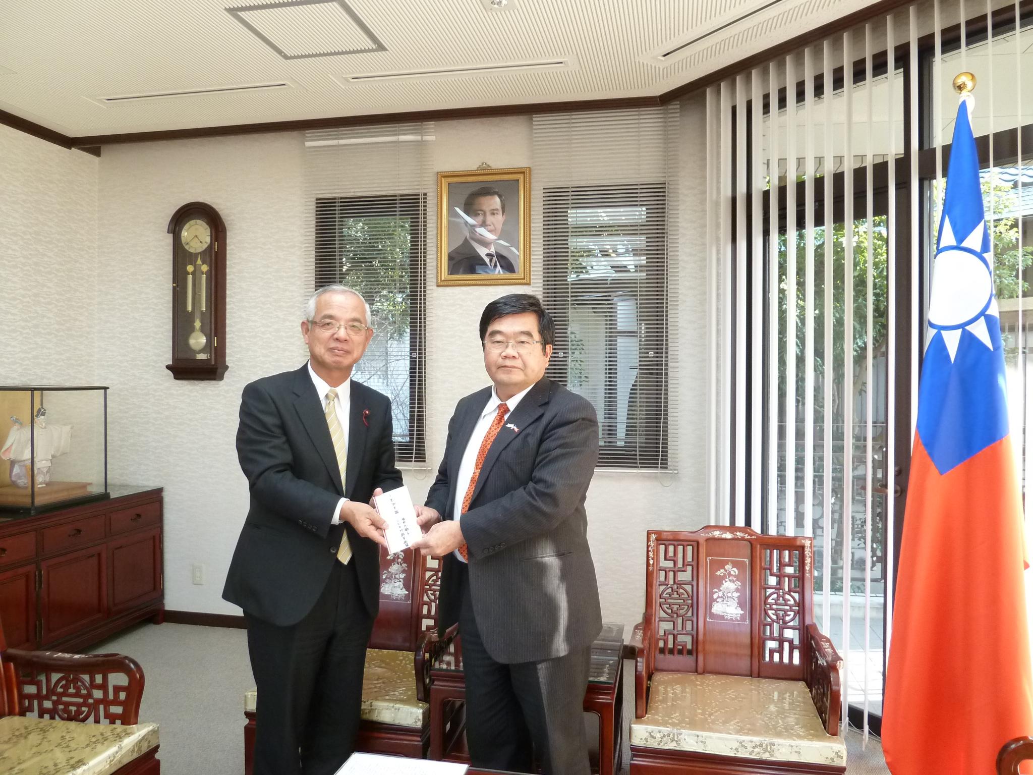3/2福岡市議会日台友好議員連盟光安力会長が台湾南部大震災賑災金を提供した。