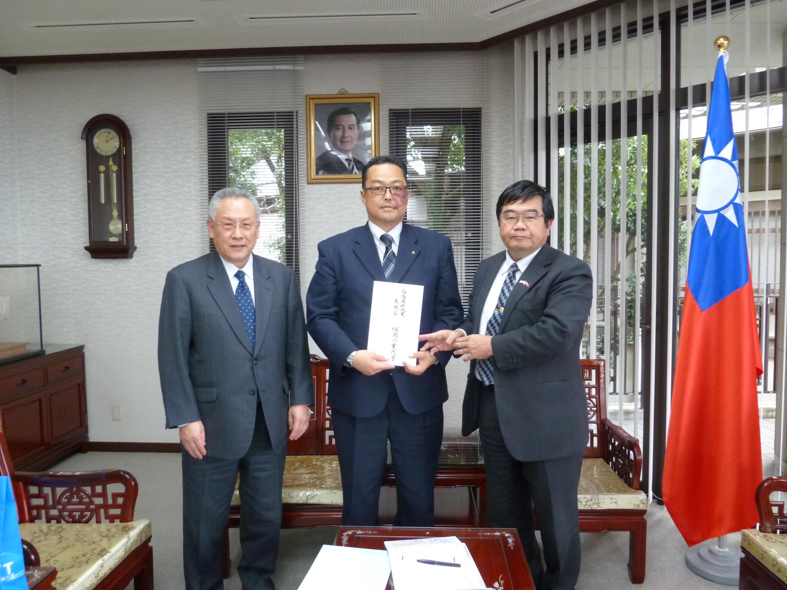 3/11福岡工業大学常務理事大谷忠彥が台湾南部大震災義援金を提供した。