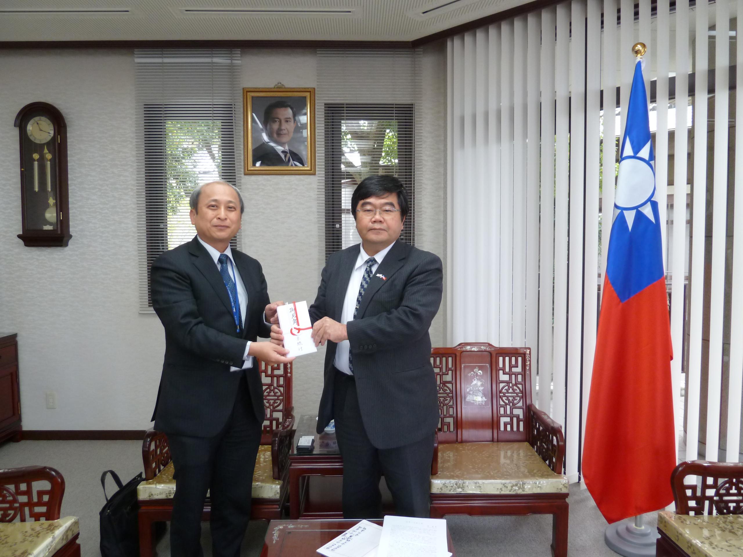 3/24西京銀行福岡支店石井邦知支店長が台湾南部大震災義援金を提供した。