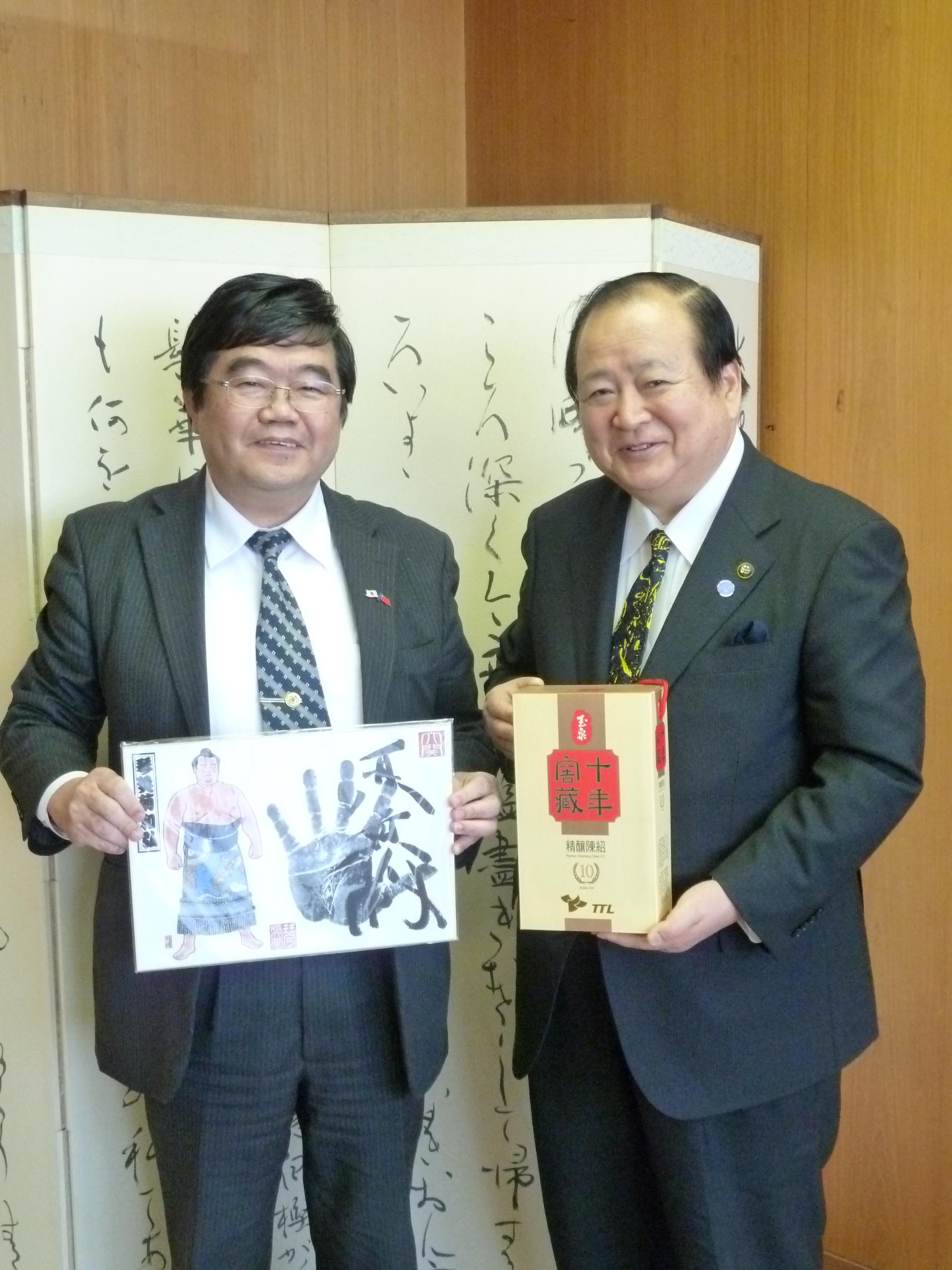 3/25戎総領事が福岡県柳川市金子健次市長に訪問した。