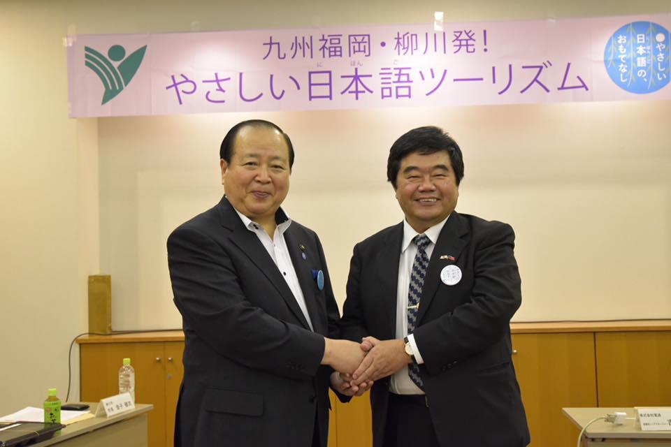 金子健次柳川市長(左)と戎総領事(右)が固い握手を交わし、今後のプロジェクトでの強い絆を結びました。