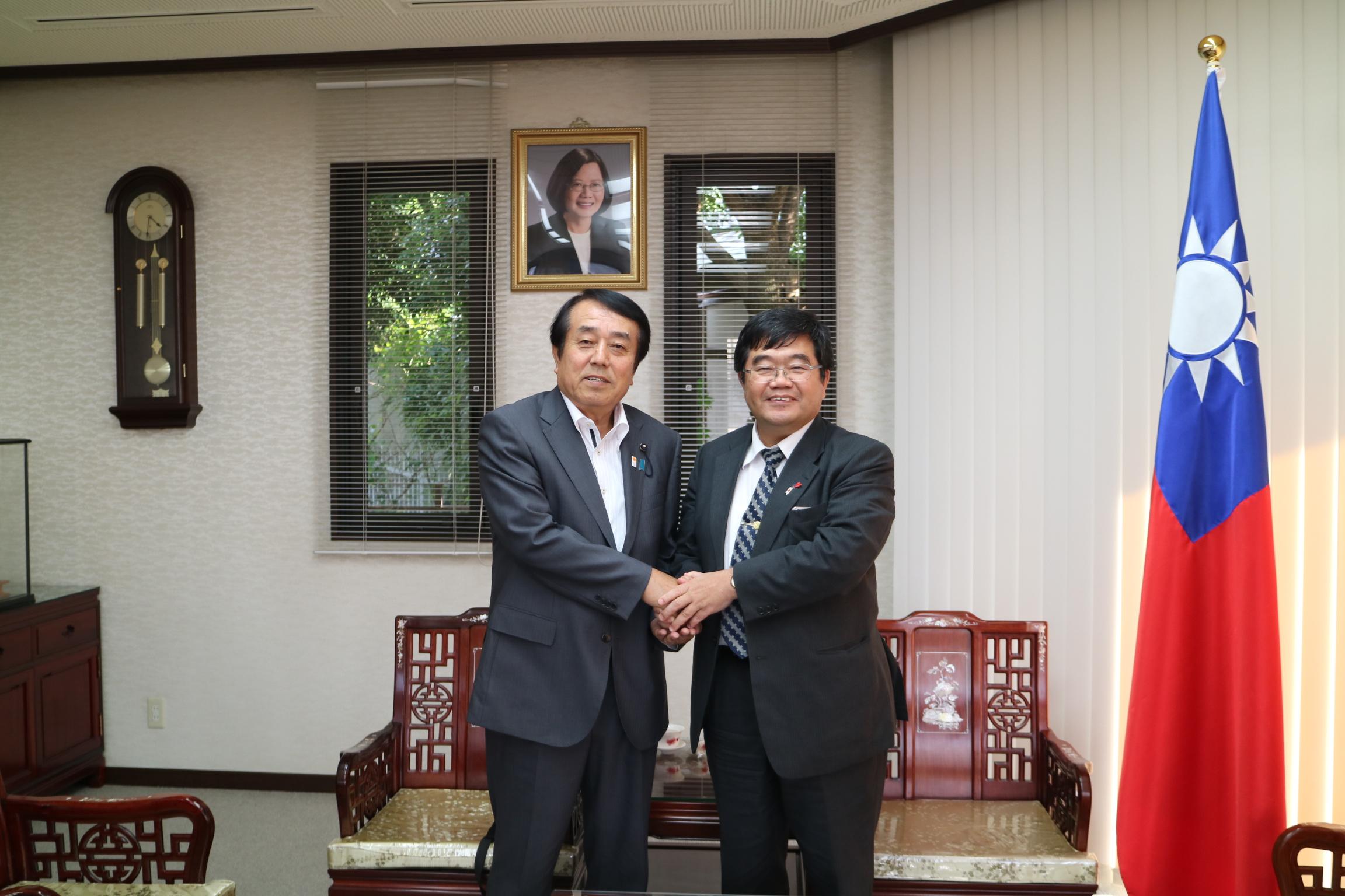 戎總領事と宮崎県議会星原透議長（左）