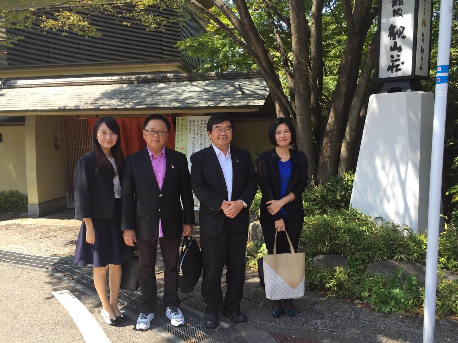 8月31日、台湾三三企業交流会副秘書長、日台商務交流協進会秘書長黃章富計3名が戎総領事を表敬訪問した。観山荘にて歓迎昼食会を行った。