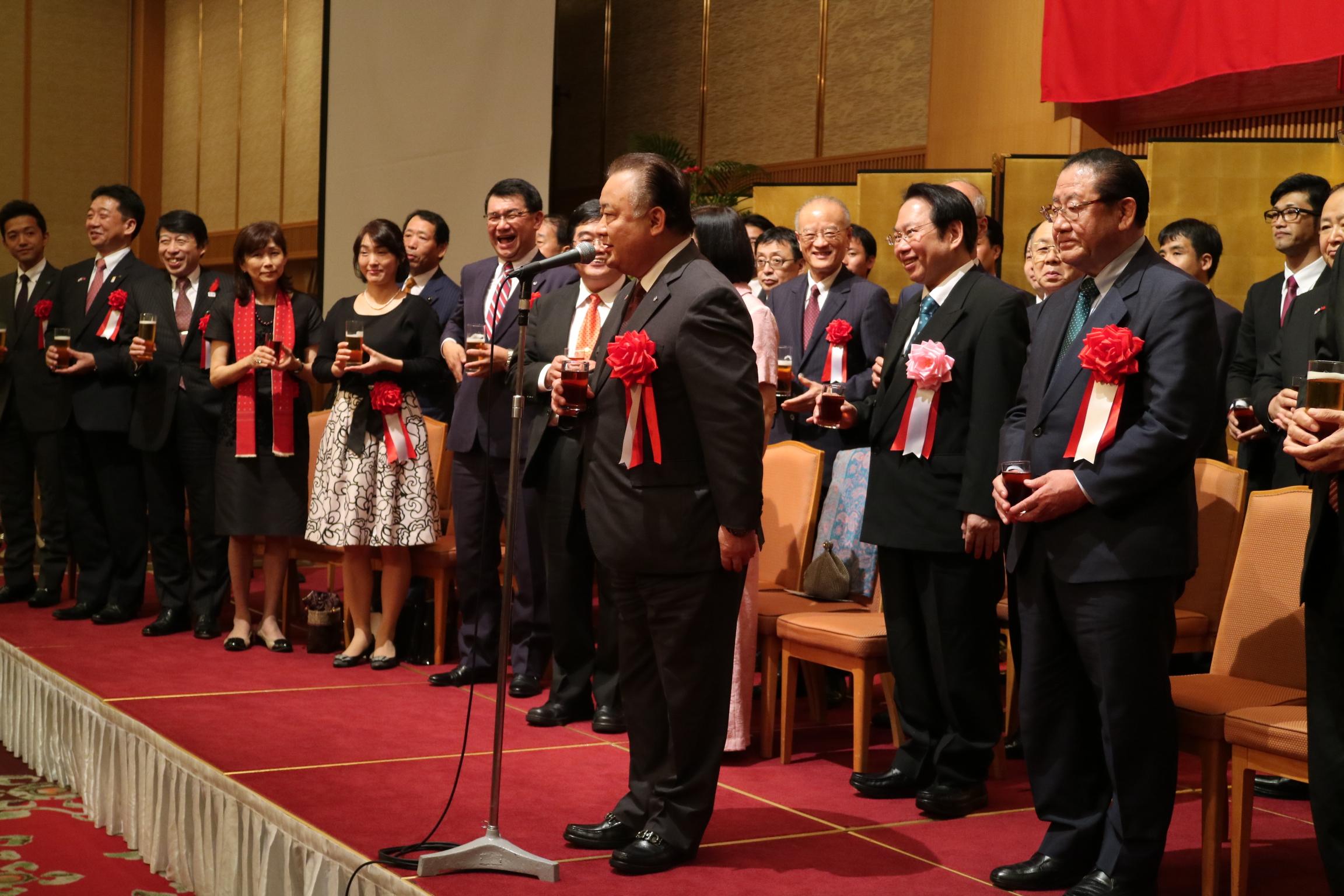 福岡県議会台湾友好議員連盟会長加地邦雄による乾杯の音頭