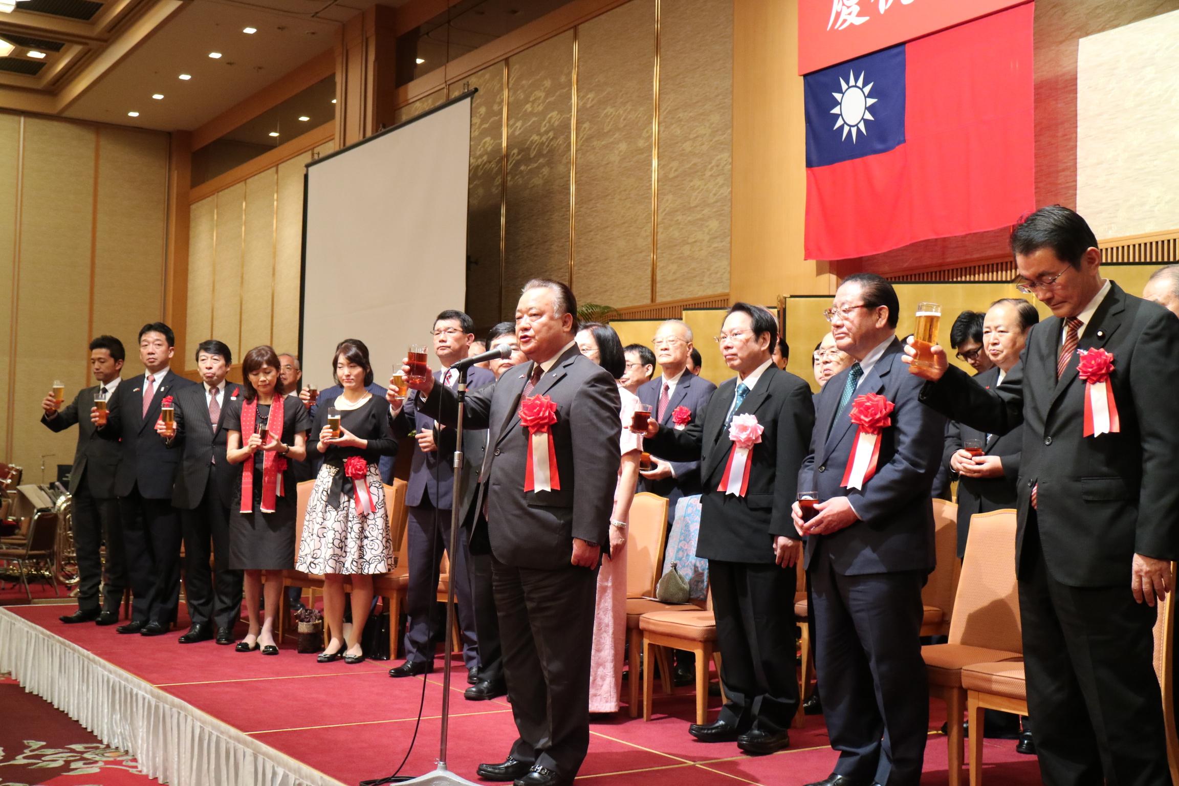 福岡県議会台湾友好議員連盟会長加地邦雄による乾杯の音頭
